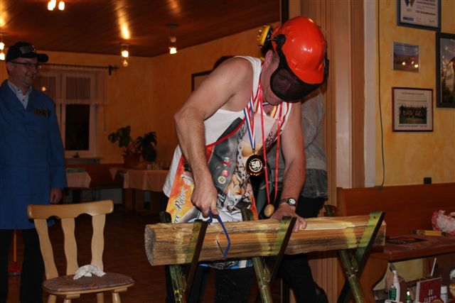 praktische Unterweisung in die Waldarbeit