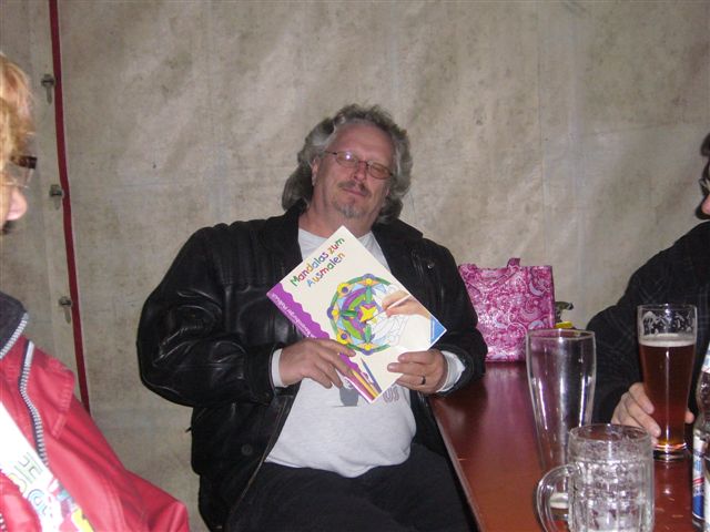 Hans ist mit dem Malbuch fast fertig geworden