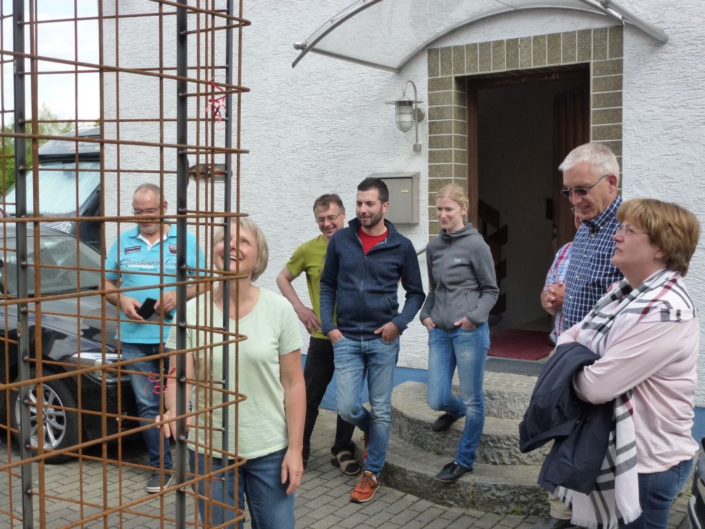 ein Kaefig fuer die Frau