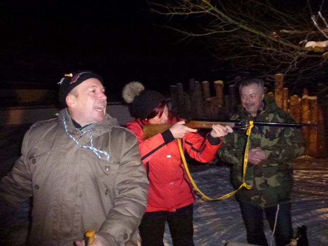 der dickleibige Han-Peter instruiert Brigitte